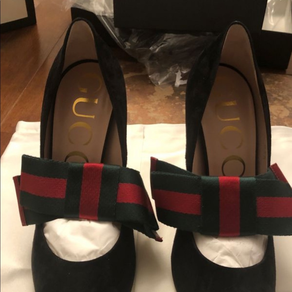 NIB Gucci black suede pumps with removable bow